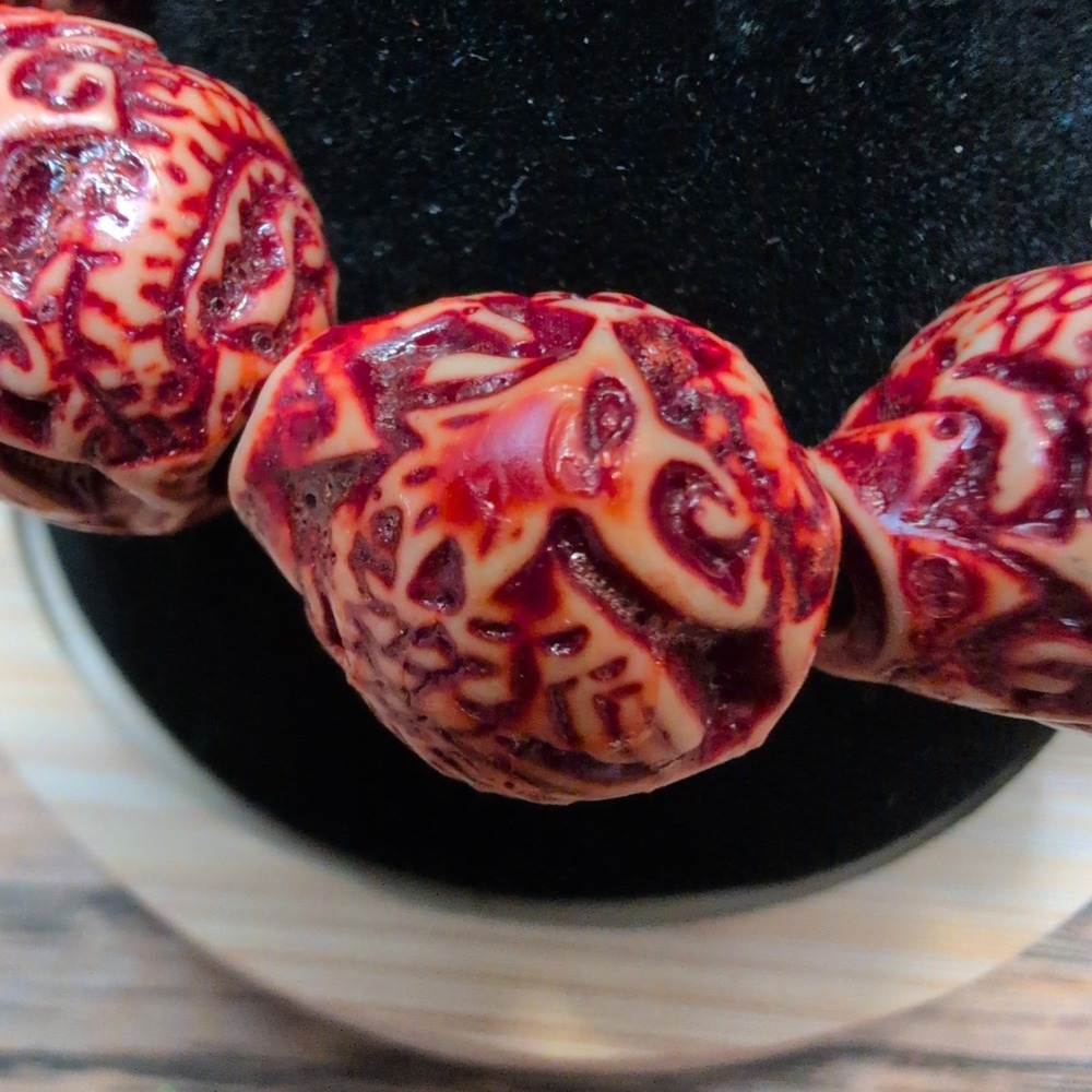 Carved‎ Red Cinnabar Style Resin Bead Stretch Bracelet Floral Scroll Pattern - Picture 2 of 3